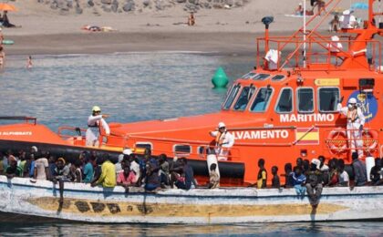 Peste 1.000 de migranți au ajuns sâmbătă în Insulele Canare din Spania după ce au făcut o călătorie periculoasă din Africa.