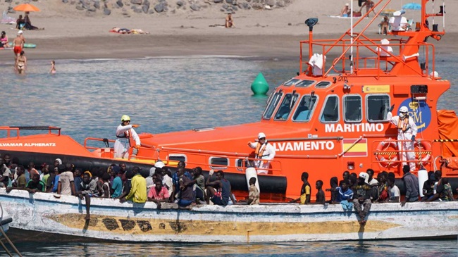 Peste 1.000 de migranți au ajuns sâmbătă în Insulele Canare din Spania după ce au făcut o călătorie periculoasă din Africa.