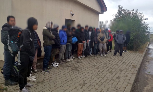 30 de migranţi care încercau să treacă ilegal frontiera în Serbia, depistaţi de poliţiştii de frontieră timișeni