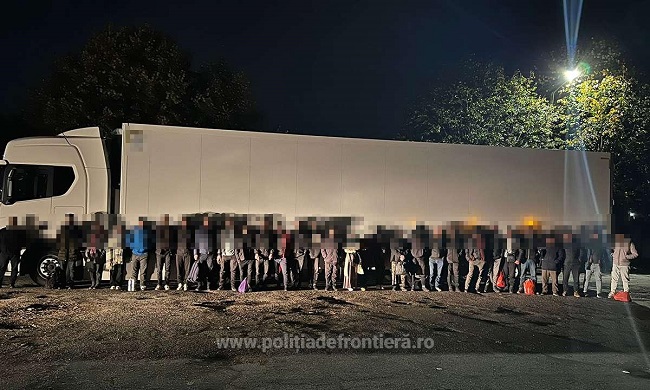 29 de migranți au fost găsiți ascunși, într-un TIR, în Orțișoara