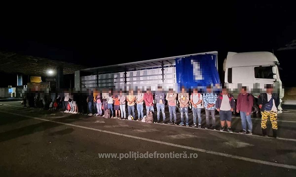 Zeci de migranţi descoperiţi într-un tir la PTF Nădlac II