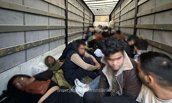 48 de cetățeni străini depistaţi ascunși într-un TIR, la frontieră