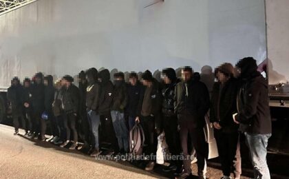 Migranți ascunși printre lădițe cu rodii, la PTF Nădlac II