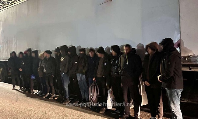 Migranți ascunși printre lădițe cu rodii, la PTF Nădlac II