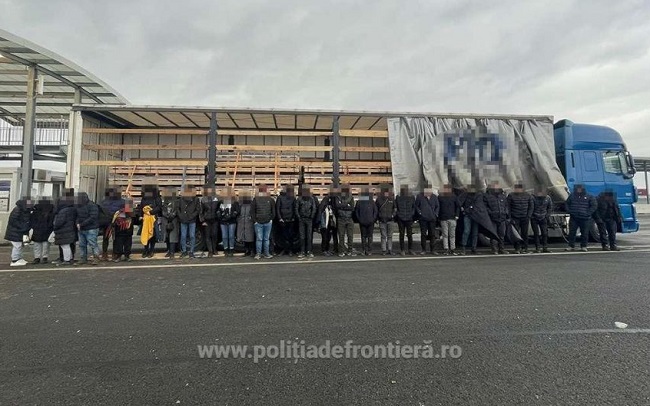 32 de migranți, ascunși într-un TIR care transporta profile de aluminiu, depistaţi la Nădlac
