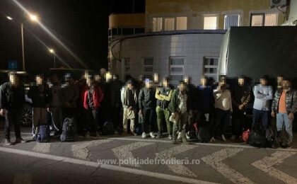 32 de migranți depistați ascunși într-o autoutilitară, la PTF Cenad