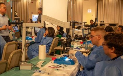 Peste o sută de tineri oftalmologi din România, Ungaria și Serbia se pregătesc în aceste zile la Timișoara în cele mai noi tendințe din tratamentul chirurgical al cataractei