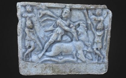 Zeul Mithras, sculptat în marmură de Bucova