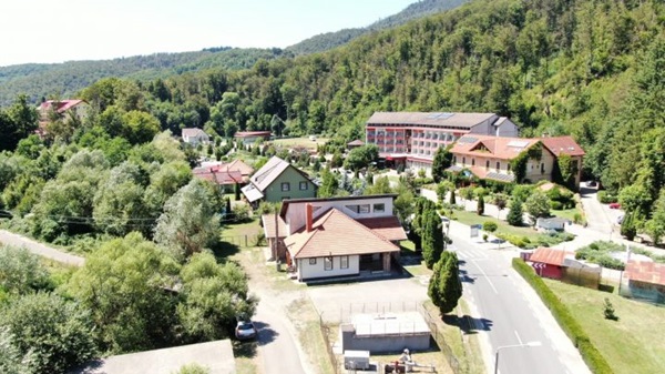 Colaborare pentru revitalizarea Stațiunii Moneasa. Vor fi amenajate noi trasee turistice și se pregătește un stagiu cultural intens