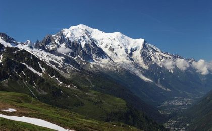 5 români au încercat să urce pe Mont Blanc în pantaloni scurți, adidași și pălării de paie