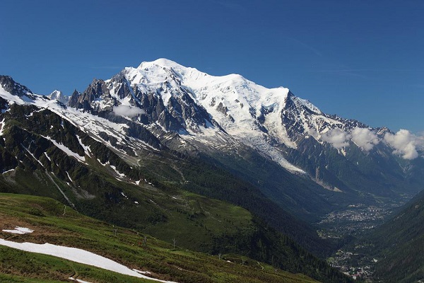 5 români au încercat să urce pe Mont Blanc în pantaloni scurți, adidași și pălării de paie