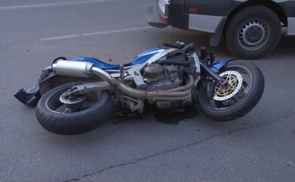 Motociclist în vârstă de 66 de ani, rănit grav după ce s-a izbit de o mașină
