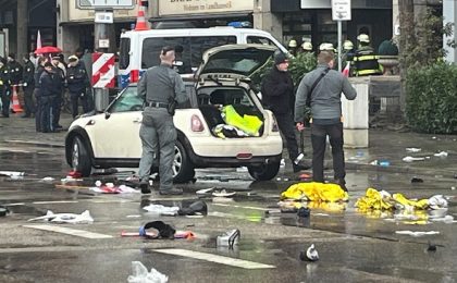 O mașină a intrat în mulțime, la München. 15 persoane au fost rănite