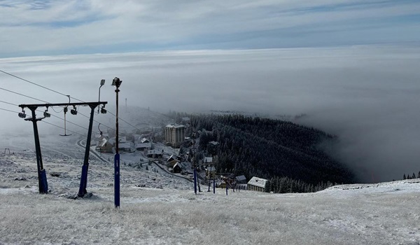 Ultimele pregătiri pentru deschiderea pârtiilor pe Muntele Mic