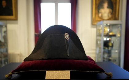 O pălărie a lui Napoleon a fost vândută cu peste 1,9 milioane de euro la licitație