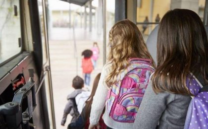 Vești bune pentru elevii navetiști: Guvernul a majorat suma pentru decontarea transportului