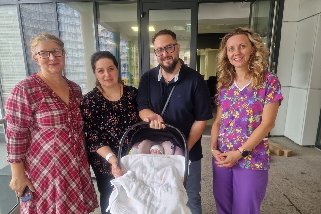 O fetiță de doar 700 de grame a luptat trei luni ca să ajungă mare. Mămica, medic rezident, şi soţul ei şi-au petrecut zilele şi nopţile în spital