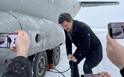 Val de ironii online după ce președintele Nicușor Dan a rămas înzăpezit în Franța 9 Val de ironii online după ce președintele Nicușor Dan a rămas înzăpezit în Franța