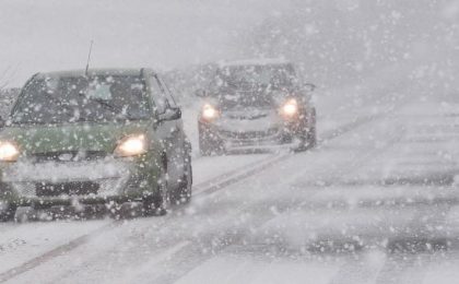 Efectele ninsorii în vestul țării: o avalanșă a blocat un drum, sute de case nu au energie electrică