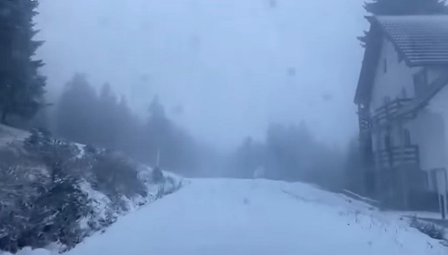 Video. A venit iarna în vestul țării! Ninge viscolit la Straja, iar județele Caraș-Severin și Hunedoara sunt sub o avertizare nowcasting