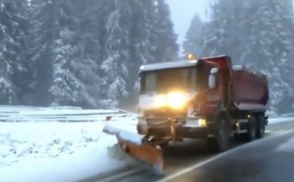 A început nebunia! Trafic blocat din cauza ninsorii abundente pe două drumuri naționale