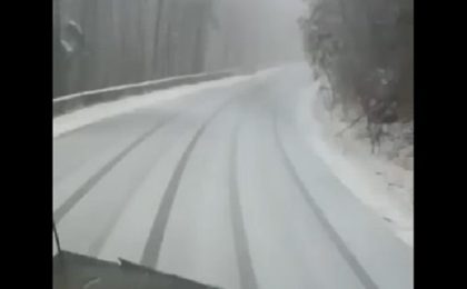 Circulație îngreunată de lapoviță și zăpadă, pe mai multe drumuri