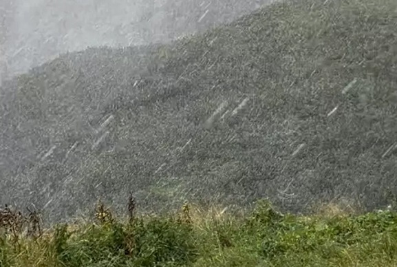 A nins în luna august. Imagini spectaculoase de la munte. Video 1 A nins în luna august. Imagini spectaculoase de la munte. Video