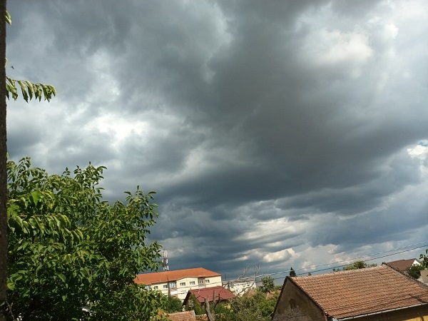 Alertă meteo cu efect imediat: vijelii și grindină în câteva localități din Timiș