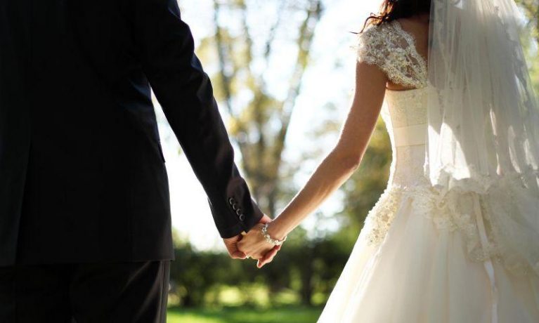 S-au schimbat din nou regulile pentru nunţi. Fără număr de invitaţi la petrecerile în exterior / Reguli noi și pentru cafenele