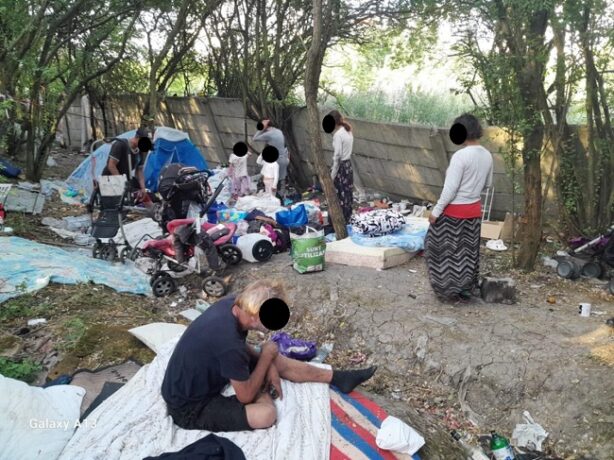 Cinci adulți și cinci minori care stăteau în corturi și în mizerie, la Timişoara, au fost predați serviciilor sociale