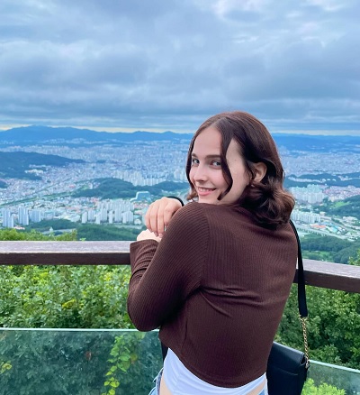 „Acesta a fost visul meu dintotdeauna”. Dialog cu Oana Căliman, studentă la Universitatea Ewha, Seul, Coreea de Sud 2 „Acesta a fost visul meu dintotdeauna”. Dialog cu Oana Căliman, studentă la Universitatea Ewha, Seul, Coreea de Sud