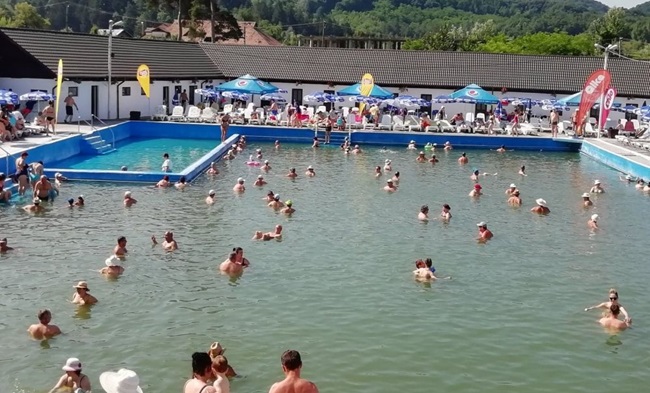 Incendiu în incinta unui ștrand din Ocnele Mari. Mai mulți turiști s-au autoevacuat