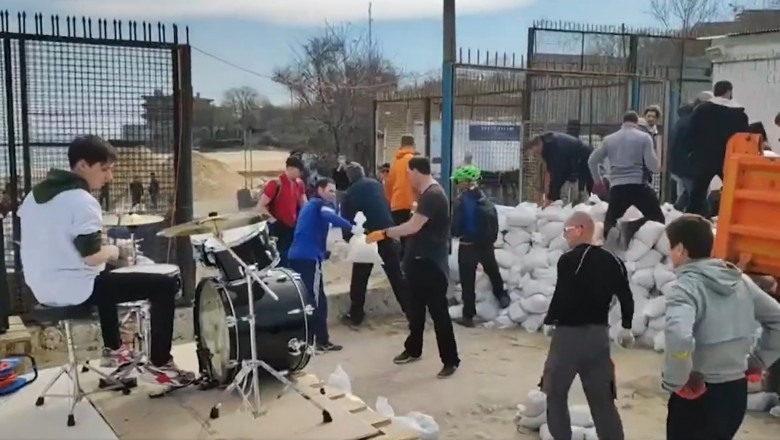 Ucrainenii din Odesa umplu saci de nisip pe melodia "It's my life" a trupei Bon Jovi. Formația a reacționat după apariția clipului