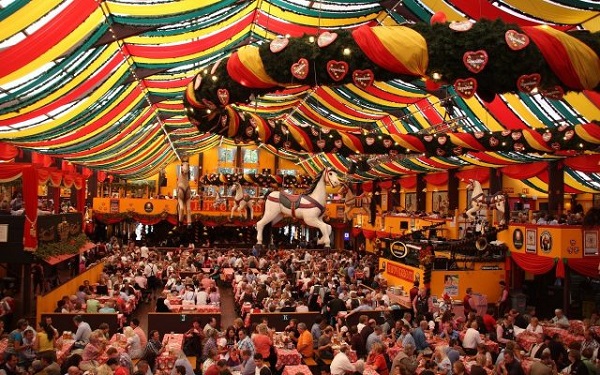 Festivalul berii Oktoberfest de la München revine după doi ani de pandemie COVID-19. Festivalul a mai fost întrerupt în timpul epidemiilor de holeră