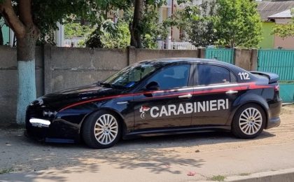 Oltean prins la volanul unei mașini cu inscripția „Carabinieri” și „112"