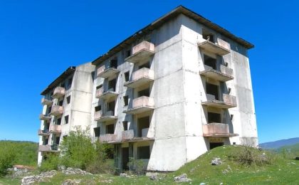 Video! Blocuri întregi de locuințe se vând cu 49.000 de euro bucata, într-un oraș din vestul țării
