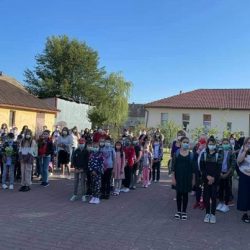Cu măști pe față, cu brațele pline cu flori... Multă emulaţie la Generala 24 din Timişoara, dar şi la şcolile din judeţ. Foto 4 Cu măști pe față, cu brațele pline cu flori... Multă emulaţie la Generala 24 din Timişoara, dar şi la şcolile din judeţ
