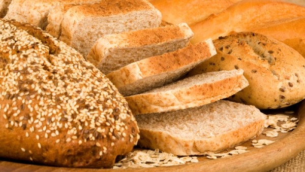 Mâncăm pâine 50% cu E-uri, până la 7 grame de zaharuri și 2,3 grame sare per 100 grame de produs!