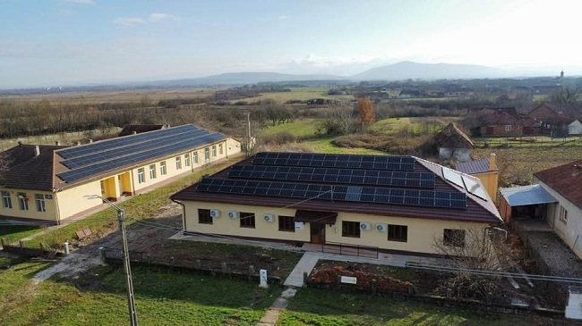 Instituțiile publice din comuna Traian Vuia, încălzite și iluminate cu energie solară