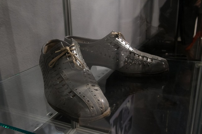 Artă modernă sau un simplu pantof uitat?