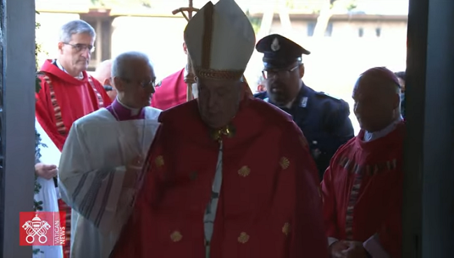 Papa Francisc a deschis într-un penitenciar din Roma a doua ușă sfântă