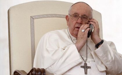 Papa şi-a întrerupt audienţa în Piaţa Sf. Petru pentru a răspunde la telefon
