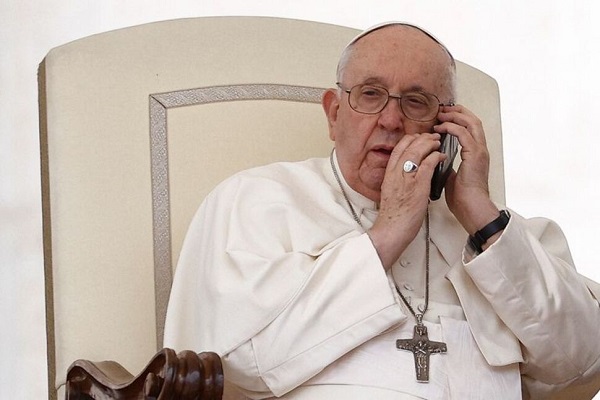 Papa şi-a întrerupt audienţa în Piaţa Sf. Petru pentru a răspunde la telefon