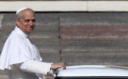 Prima baie de mulțime a Papei Leon în papamobil. Ceremonia de inaugurare a pontificatului său