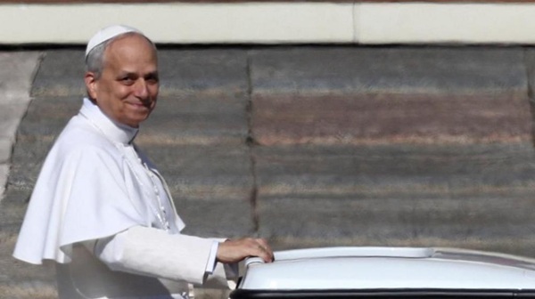 Prima baie de mulțime a Papei Leon în papamobil. Ceremonia de inaugurare a pontificatului său