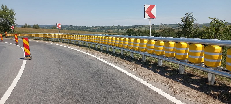 Pe un drum aglomerat din vestul ţării au fost montate primele sisteme de siguranță rutieră de tip parapet pe rulouri