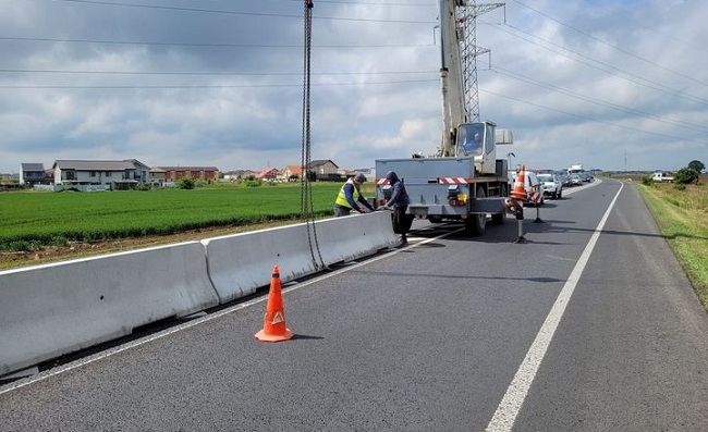 Continuă montarea de parapet median pe centura Timișoara, în zona localității Dumbrăvița
