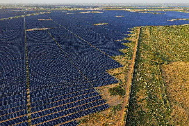 În vestul țării se construiește cel mai mare parc fotovoltaic din Europa. Costă 800 de milioane de euro, iar 1.000 de oameni vor lucra zilnic. Când va fi gata