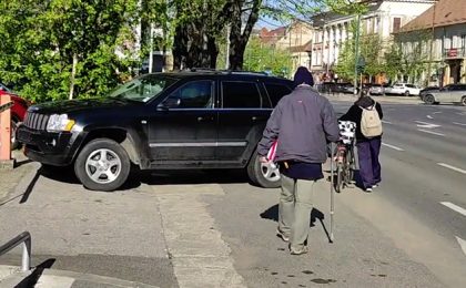 Oficial! Poliția Rutieră poate dispune ridicarea vehiculelor staționate pe trotuar
