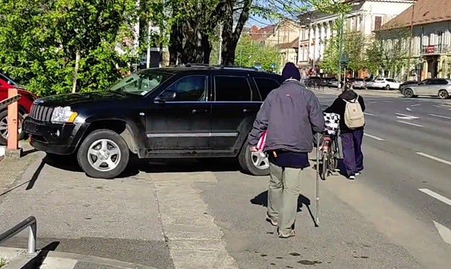 Oficial! Poliția Rutieră poate dispune ridicarea vehiculelor staționate pe trotuar